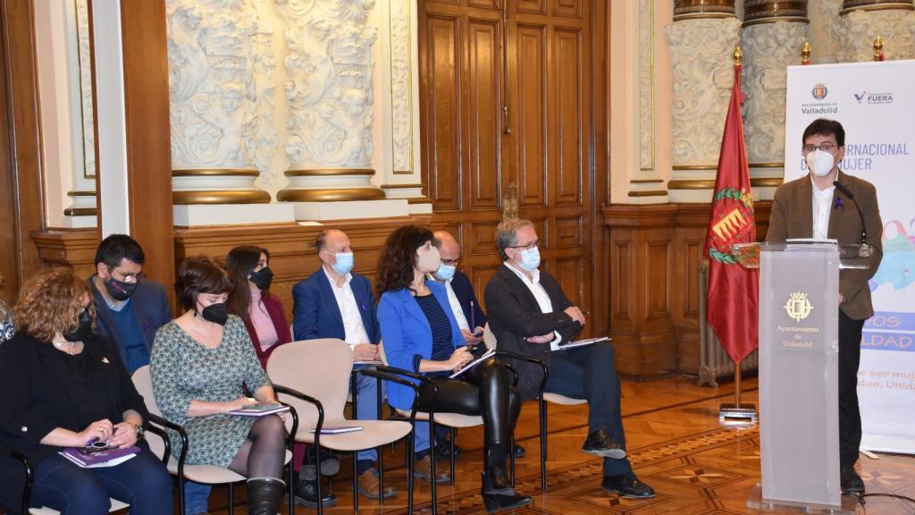 Los diferentes concejales durante el acto