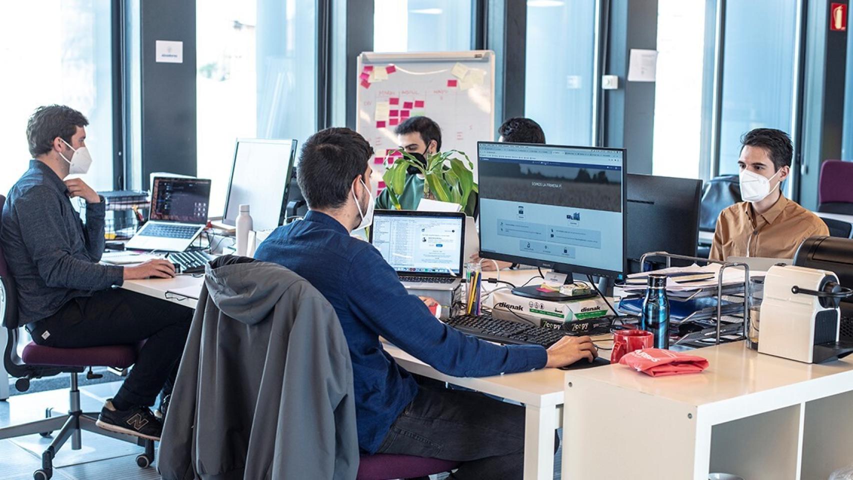 Un grupo de jóvenes trabaja en una oficina