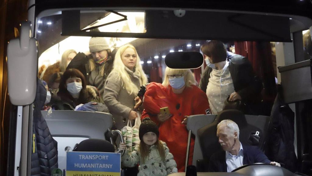 Llegada del autobús humanitario  con refugiados ucranianos a Málaga.