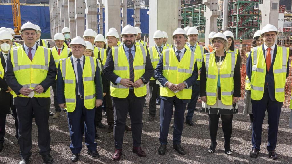 El presidente de Repsol Antonio Brufau, el presidente de Murcia y el delegado del gobierno en Murcia José Vélez.