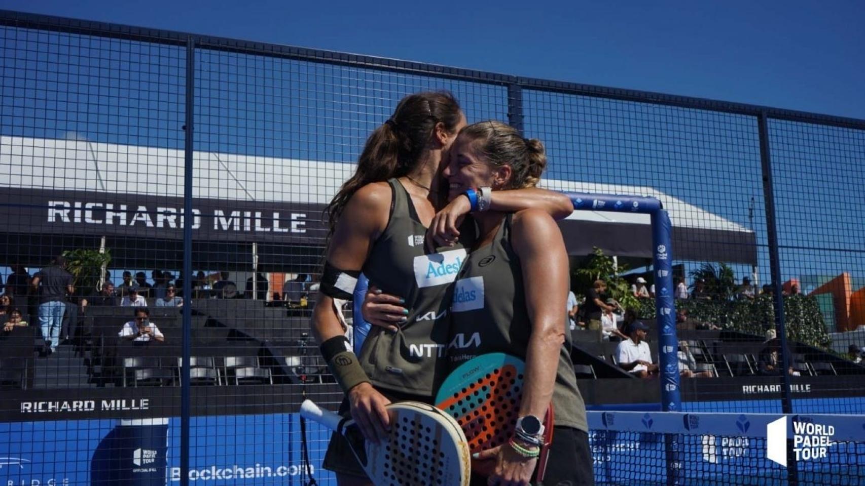 Gemma y Ale se abrazan tras un triunfo en el WPT