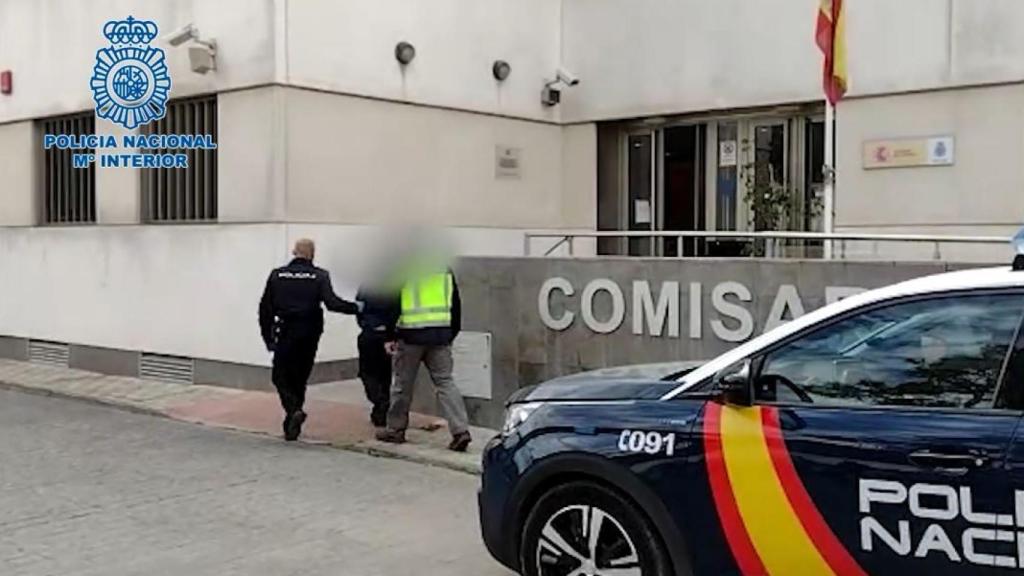 Momento en el que la Policía Nacional conduce al padre a la Comisaría, donde luego agredió a un agente.