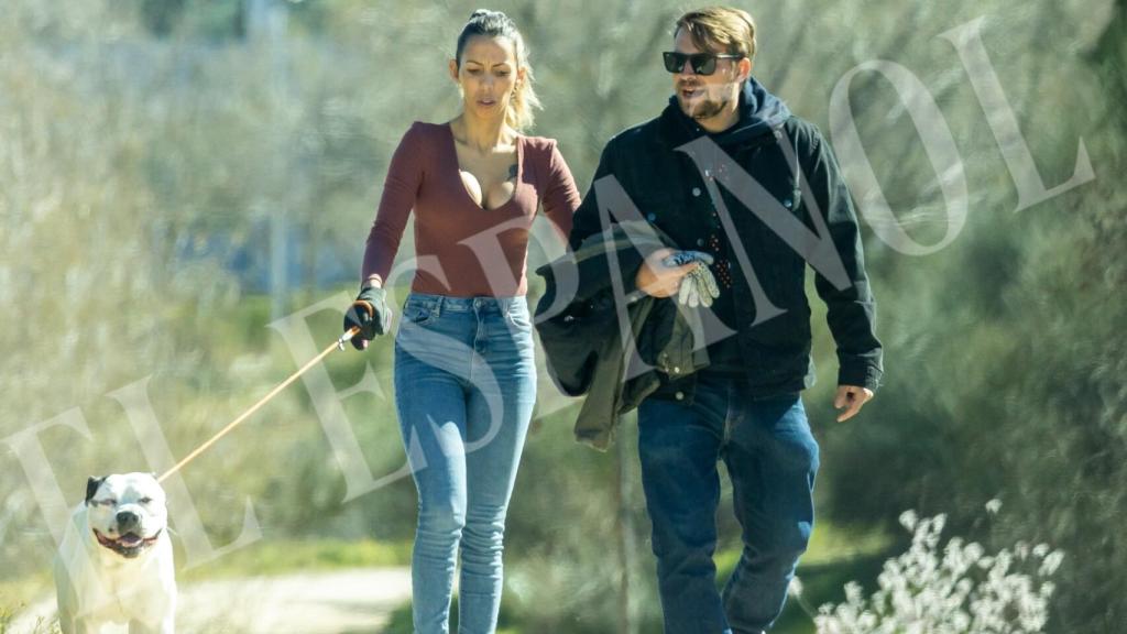 La pareja vive junta desde hace tiempo y tiene un perro en común.