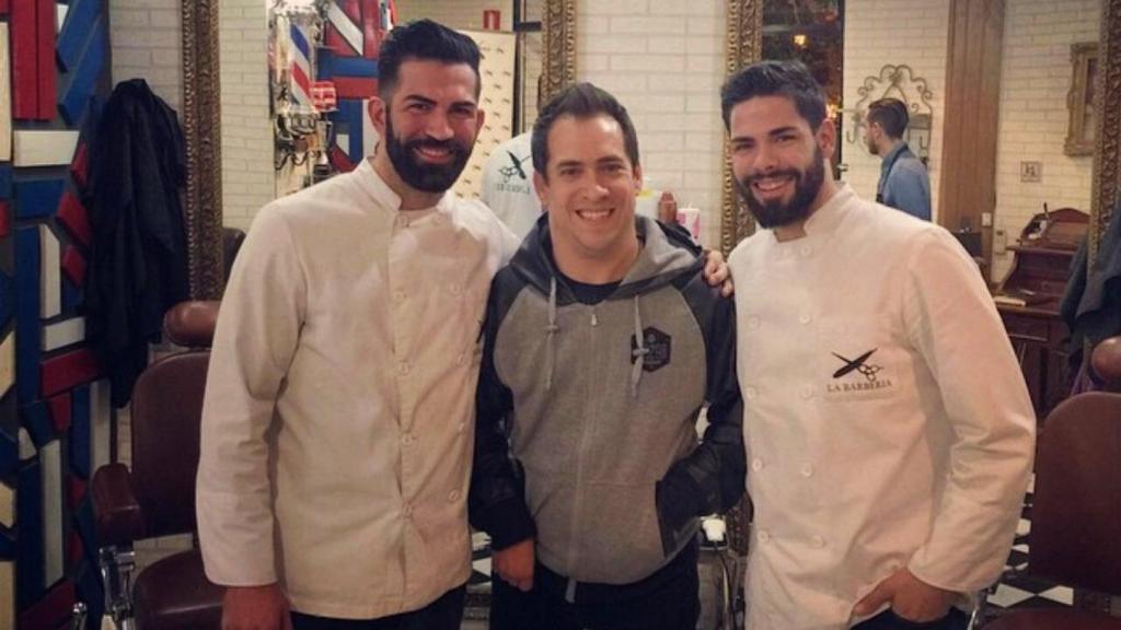 Nando Díaz, con 'El Langui' en su visita a la peluquería 'Los Honorables'. EE