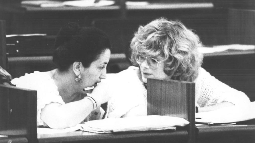 Chiqui Gutiérrez y Amparo Rubiales en el Parlamento andaluz.