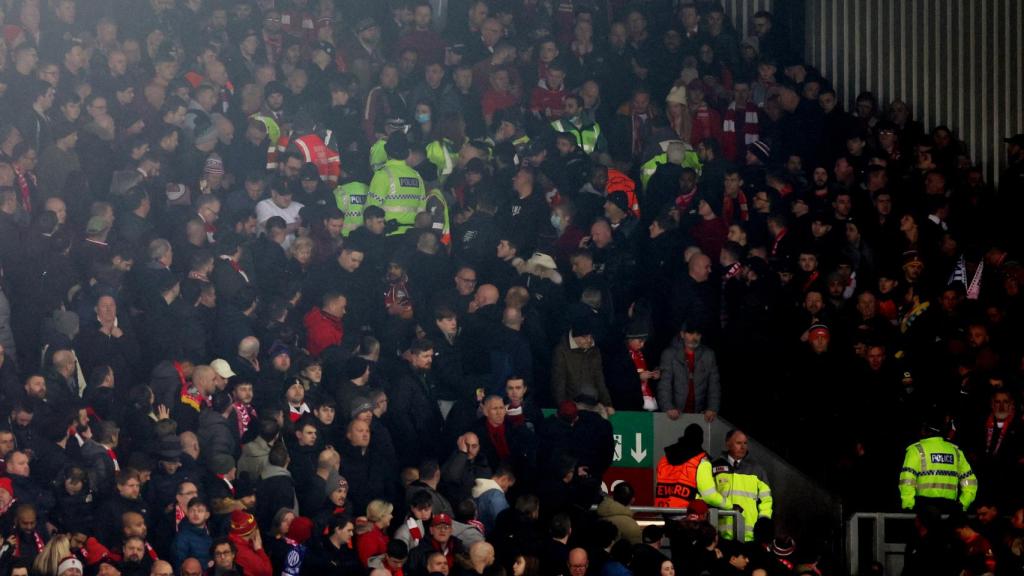 La seguridad interviene en Anfield ante el problema de salud de un hincha