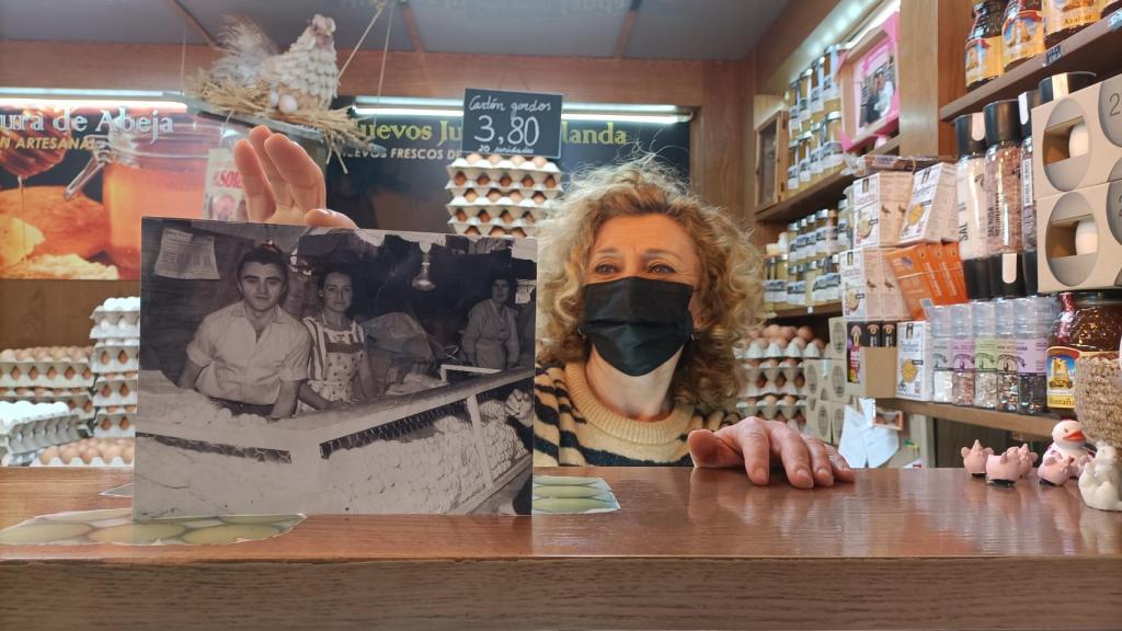 Yolanda Segarra, con una foto del antiguo puesto de sus padres en Mercado Central.