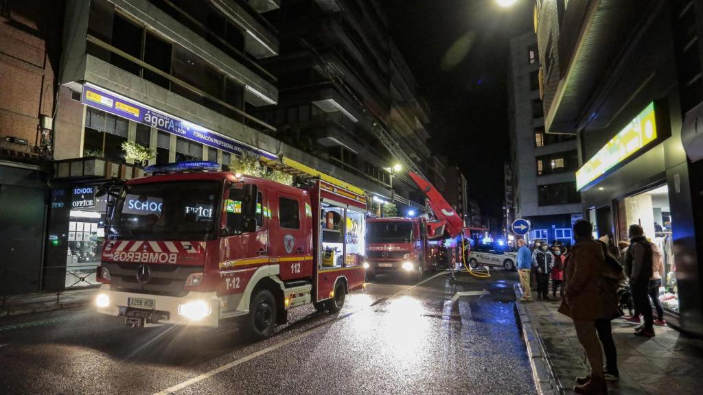 Los bomberos durante el incendio