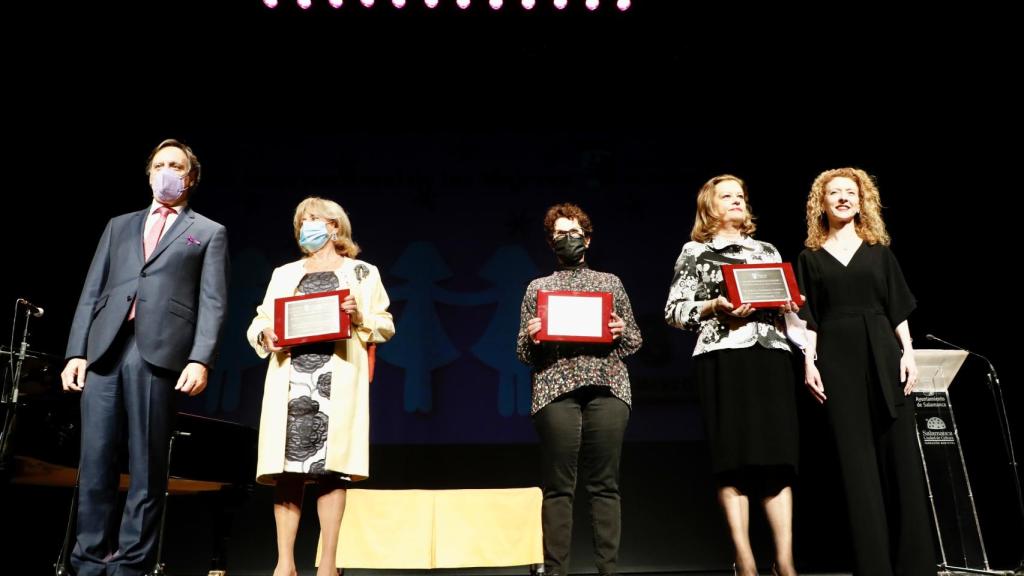 Reconocimientos del ayuntamiento a las mujeres trabajadoras: Gracia Sánchez(I), Helena González y Ángela Figueruela. En la imagen junto a Carlos Carbayo, Alcalde de Salamanca y Ana Suarez, teniente de alcalde (D)