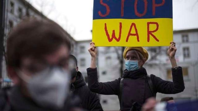 Mujer pide paz para Ucrania