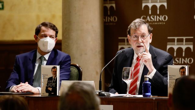 Rajoy durante la presentación de su libro junto a Mañueco