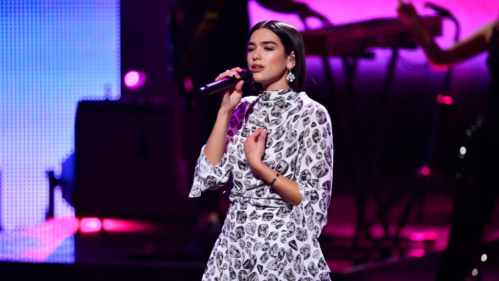 Dua Lipa durante una actuación en 2018.