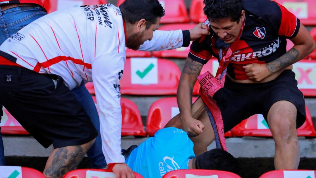 Aficionados de Querétaro y Atlas pelean en las gradas del estadio
