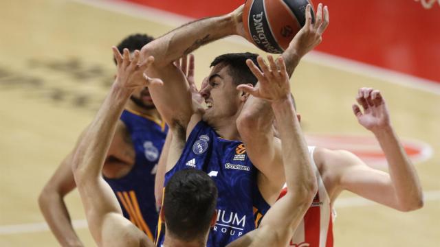 Alberto Abalde intenta zafarse de la defensa de Estrella Roja