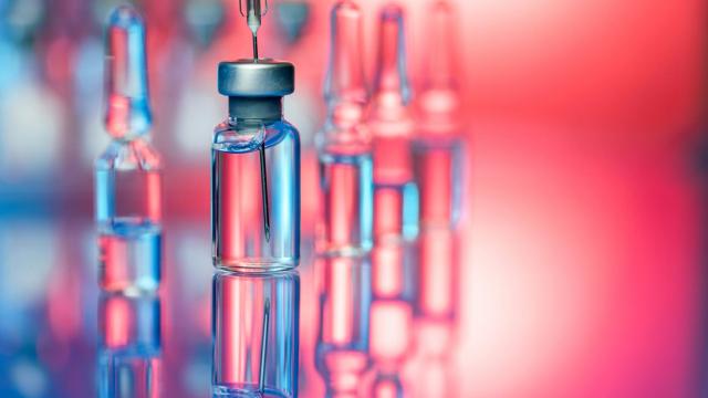 Un vial con una vacuna.