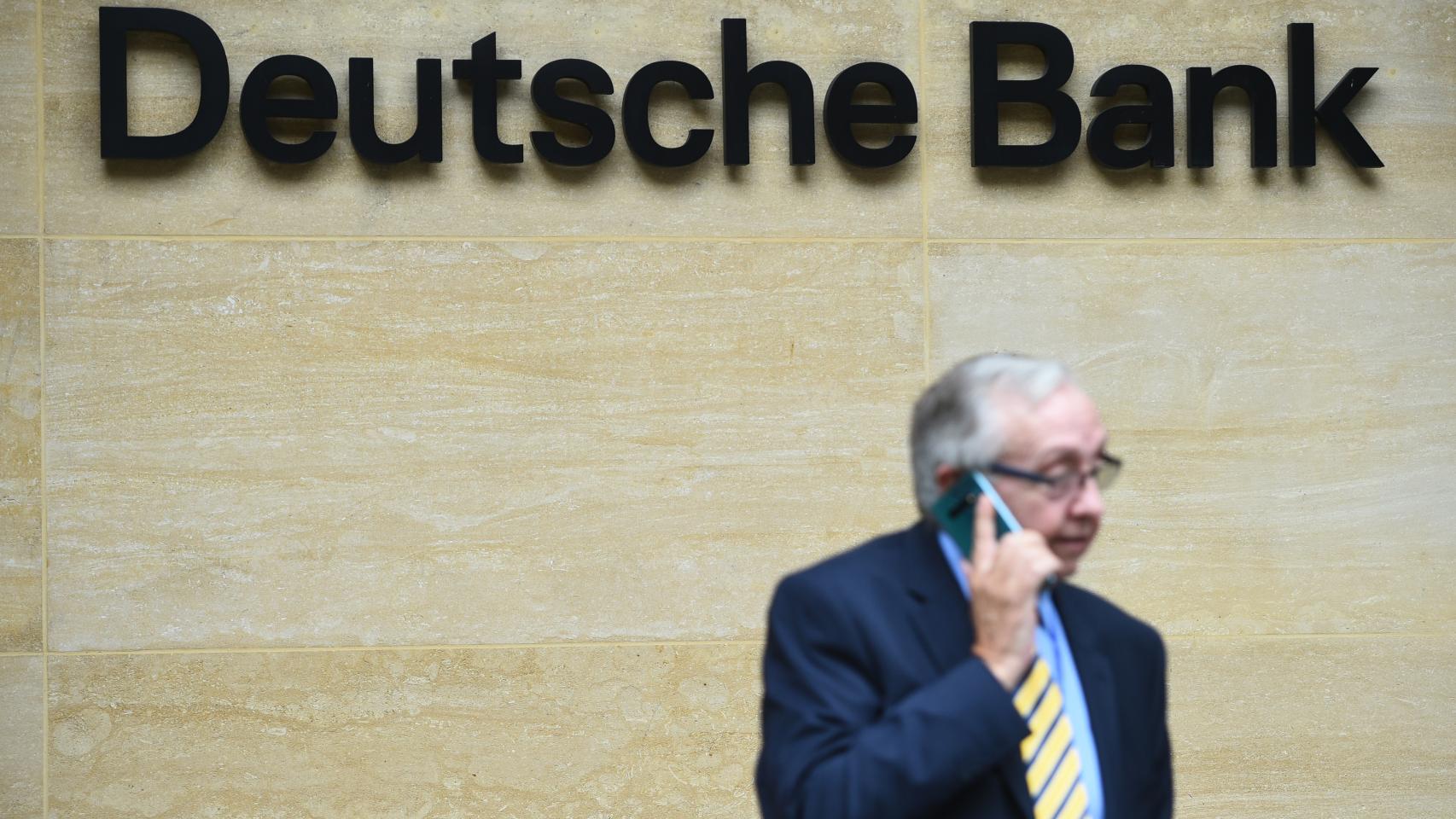 Un ejecutivo de Deutsche Bank a las puertas de su sede en Londres.
