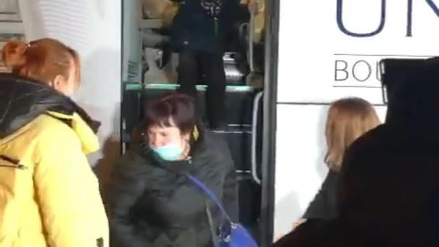 Vídeo: llegada de las familias de refugiados ucranianos a Málaga tras huir de la guerra.