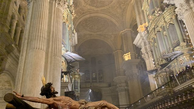 Crucifixión, a su paso por la Catedral durante el Vía-crucis.