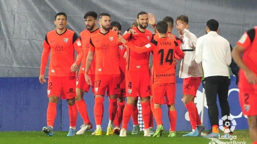 Los jugadores del Málaga CF celebran un gol ante el Amorebieta.