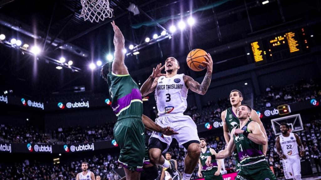 Cameron Oliver intimida a Brown ante el Cluj-Napoca.