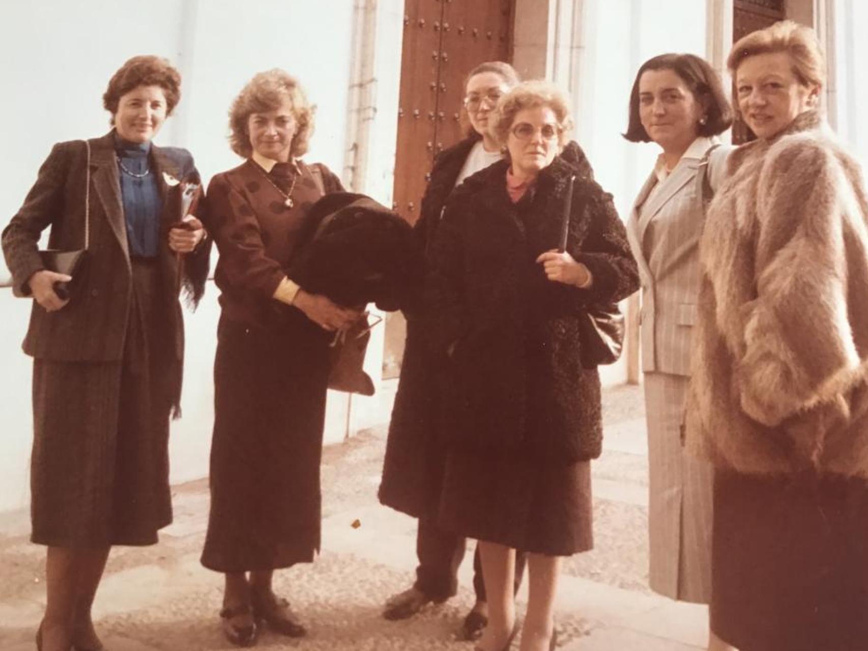 Las primeras diputadas andaluzas en el Parlamento en 1982. De izquierda a derecha: Pilar Pulgar, Amparo Rubiales, Amalia Jiménez, Angeles Cobo, Chiqui Gutiérrez y María África Gran.