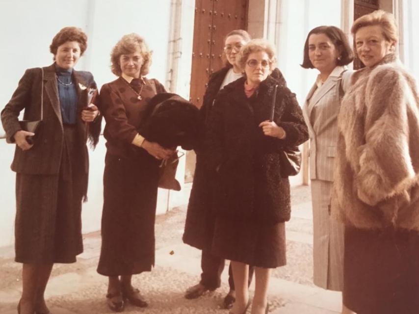 Las primeras diputadas andaluzas en el Parlamento en 1982. De izquierda a derecha: Pilar Pulgar, Amparo Rubiales, Amalia Jiménez, Angeles Cobo, Chiqui Gutiérrez y María África Gran.