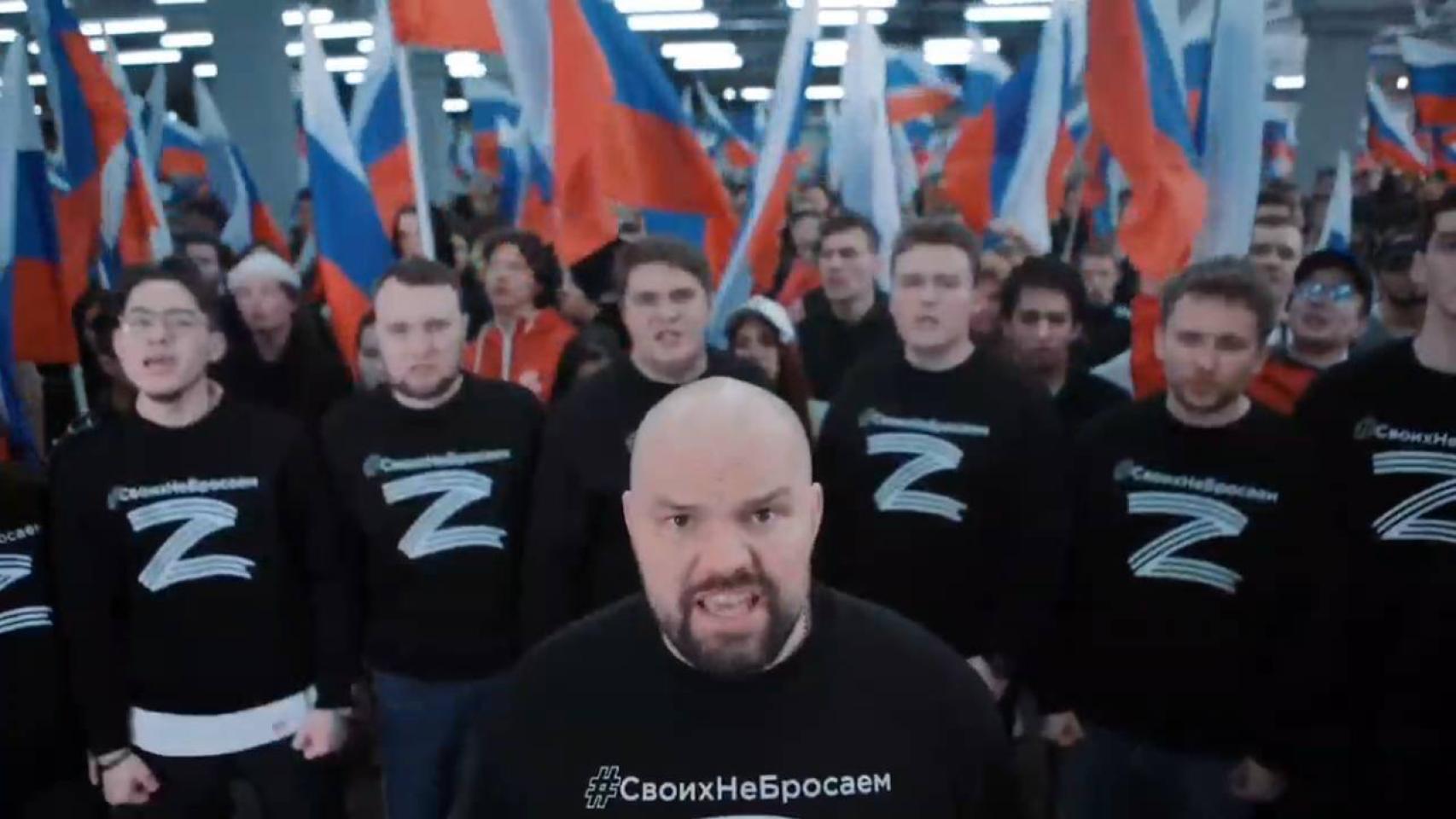 Una multitud de rusos portando camisetas con la letra 'Z' para mostrar su apoyo a Putin.