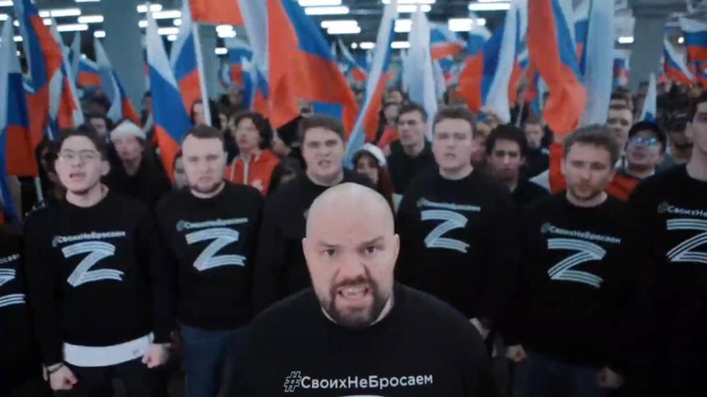 Una multitud de rusos portando camisetas con la letra 'Z' para mostrar su apoyo a Putin.