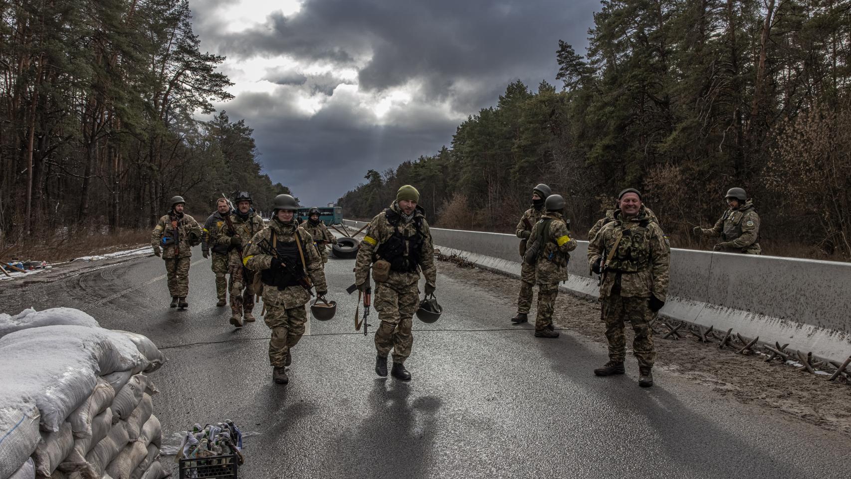 Miembros del ejército ucraniano caminan en un puesto de control cerca de Brovary, en la línea del frente oriental de la región de Kyiv (Kiev).
