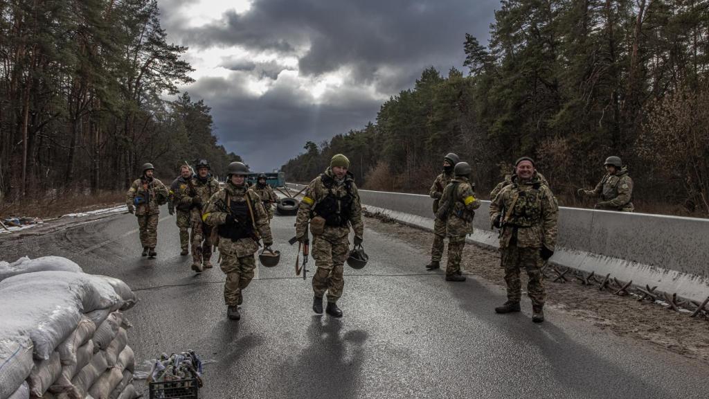 Miembros del ejército ucraniano caminan en un puesto de control cerca de Brovary, en la línea del frente oriental de la región de Kyiv (Kiev).