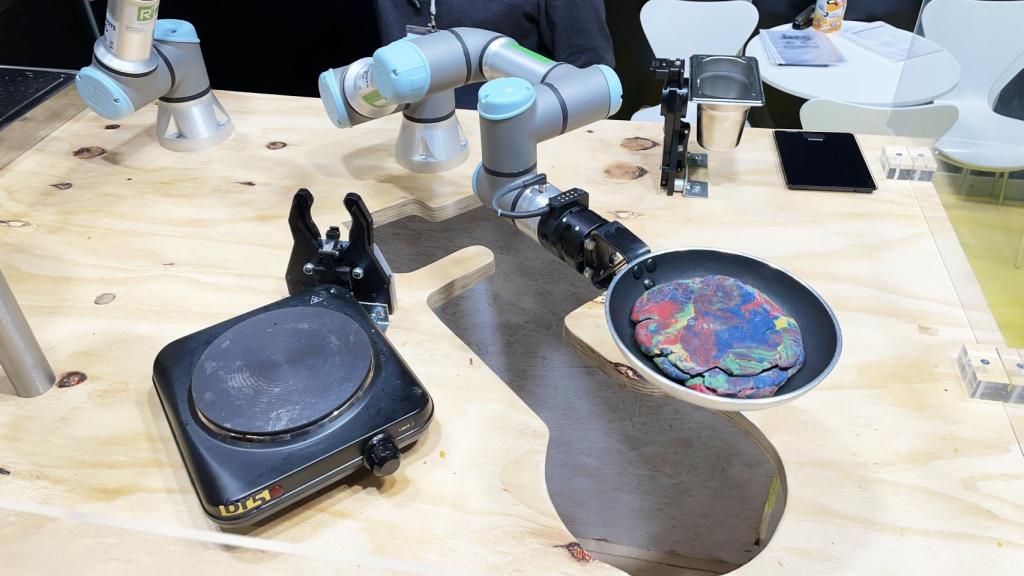 El robot simulando estar preparando una tortilla de patatas.