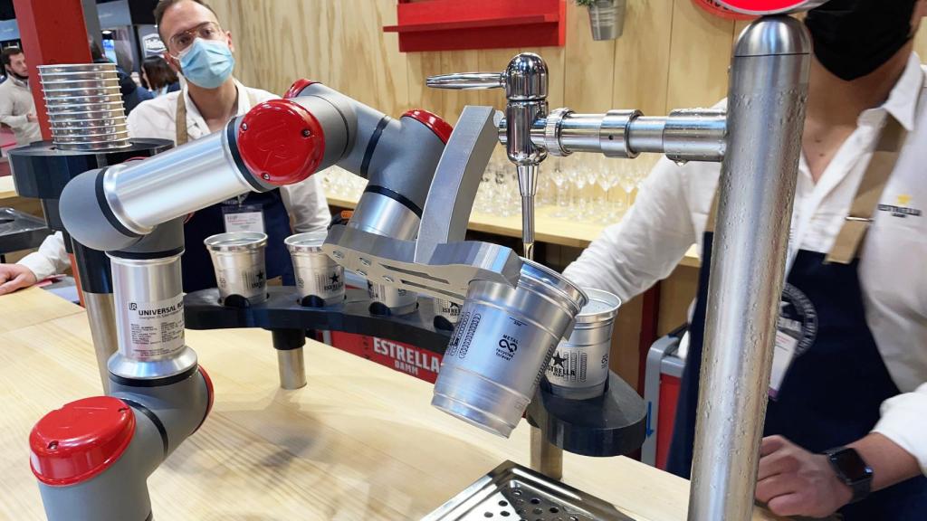 El robot sirviendo una cerveza.