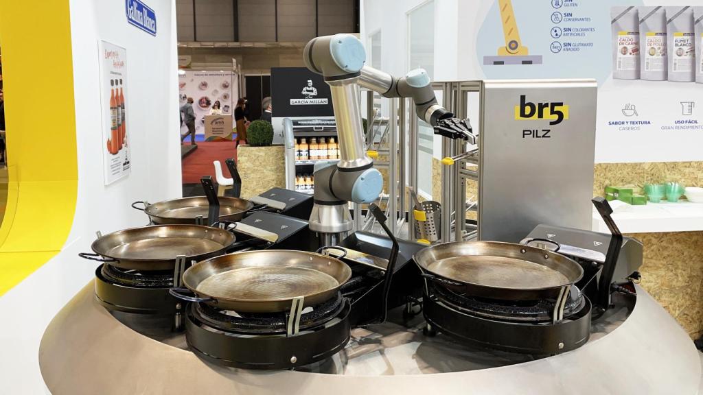 El robot puede preparar cuatro paellas en diez minutos.