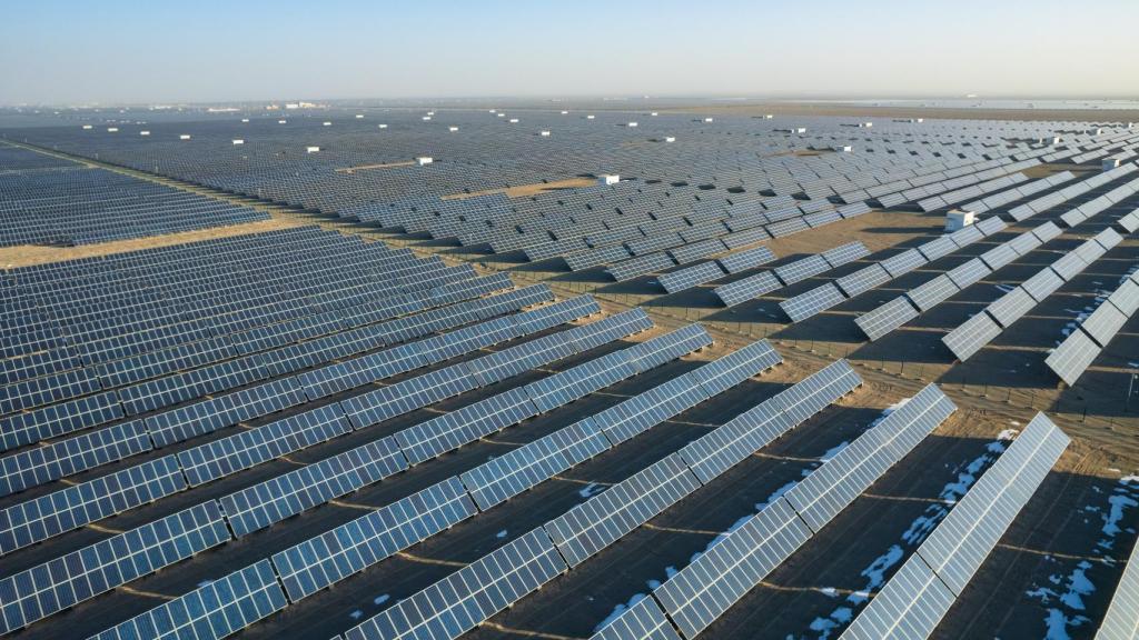 Una zona desértica repleta de paneles solares.