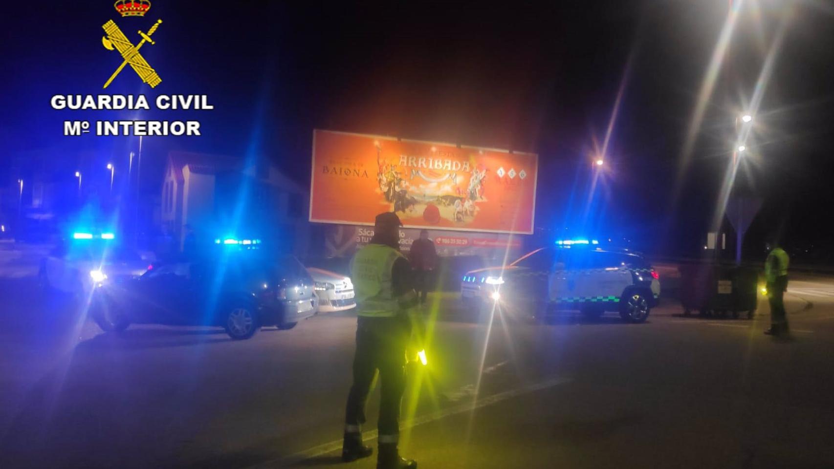 Control de la Guardia Civil en las inmediaciones de Baiona (Pontevedra), con motivo de la fiesta de la Arribada.