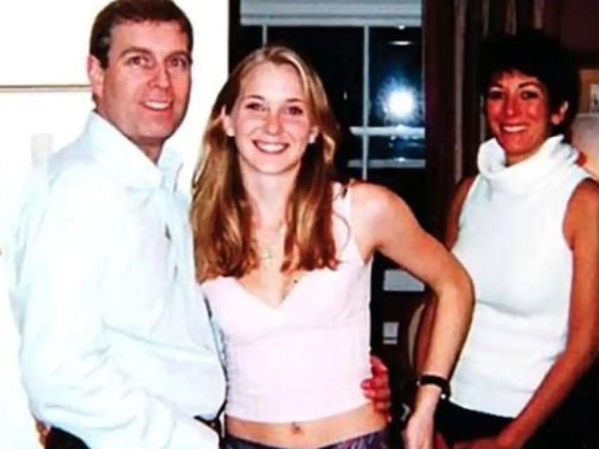 Andrés de York y Virginia Giuffre junto a Ghislaine Maxwell.