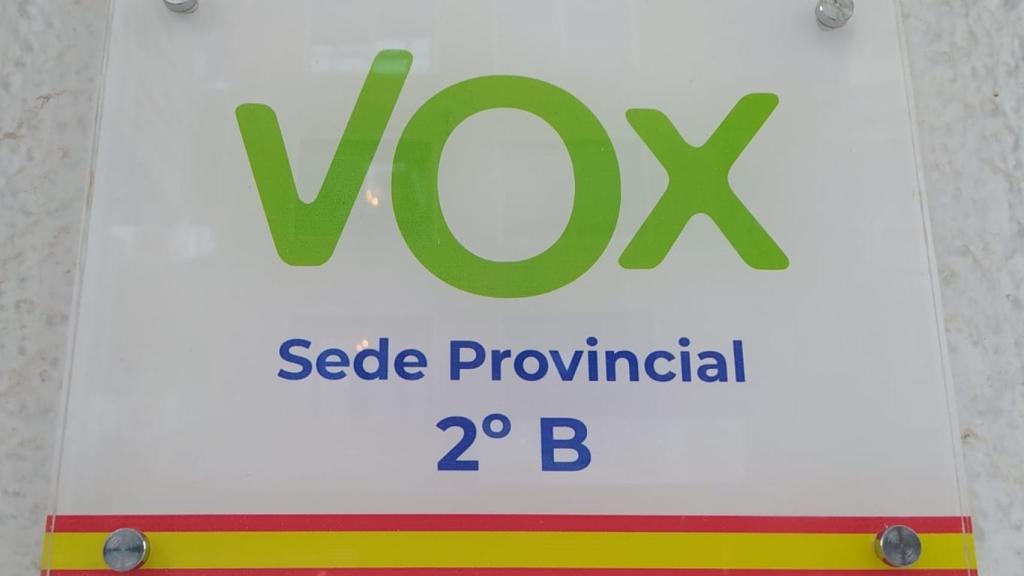 El cartel en su estado original