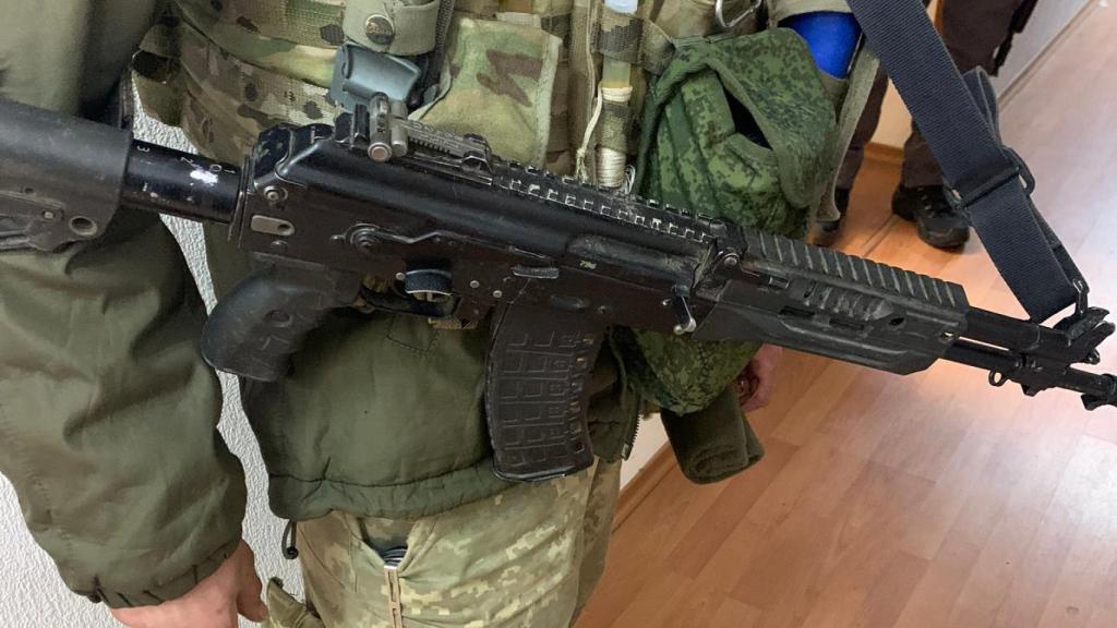 Soldado ucraniano con una AK-12