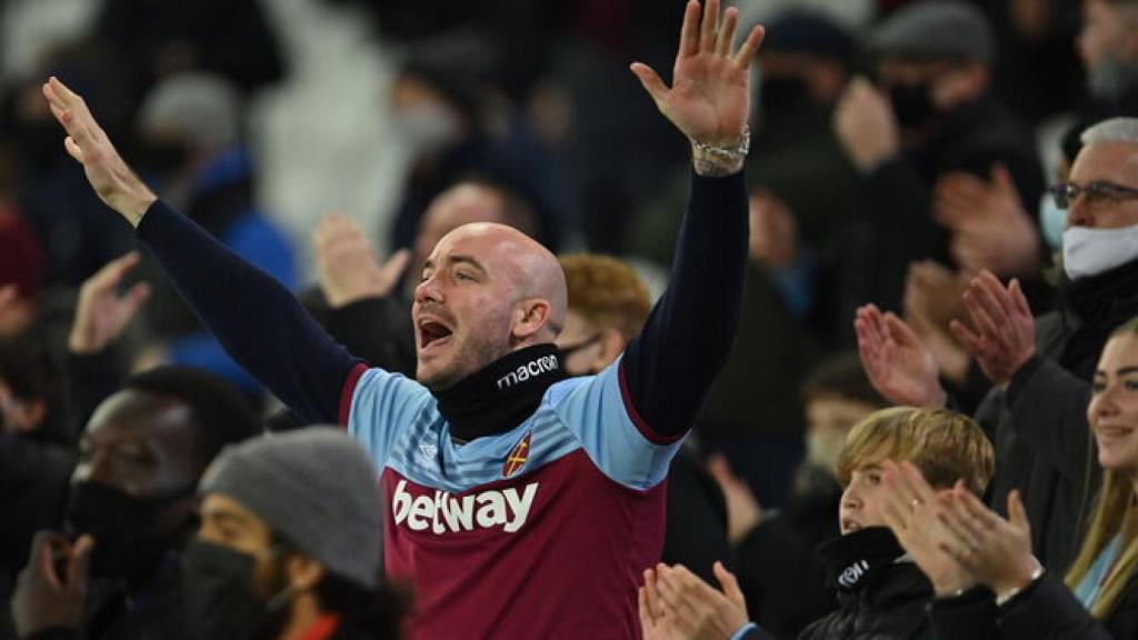 Un aficionado del West Ham anima a su equipo en la Premier League.