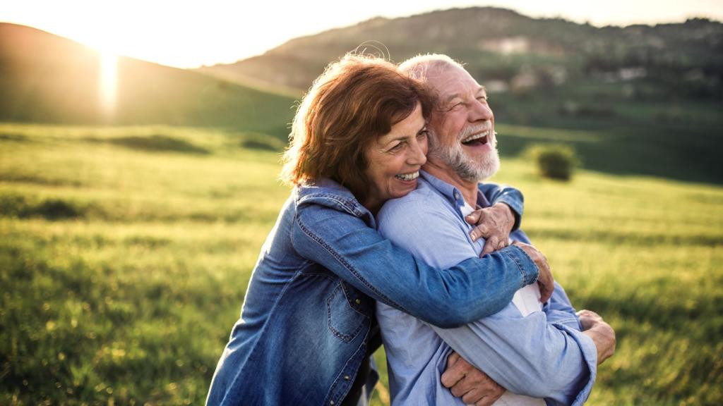 Una pareja sonríe feliz.