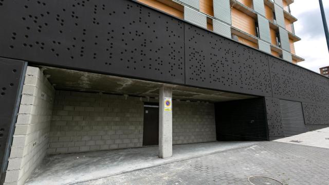 Las puertas de acceso al garaje han sido tapiadas con bloques de hormigón.