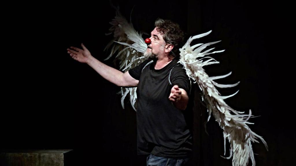 Un actor durante la representación de una obra en el Auditorio Ciudad de León