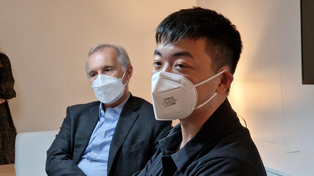 Carl Pei, cofundador de Nothing, y Enrico Salvatori, senior vicepresidente de Qualcomm