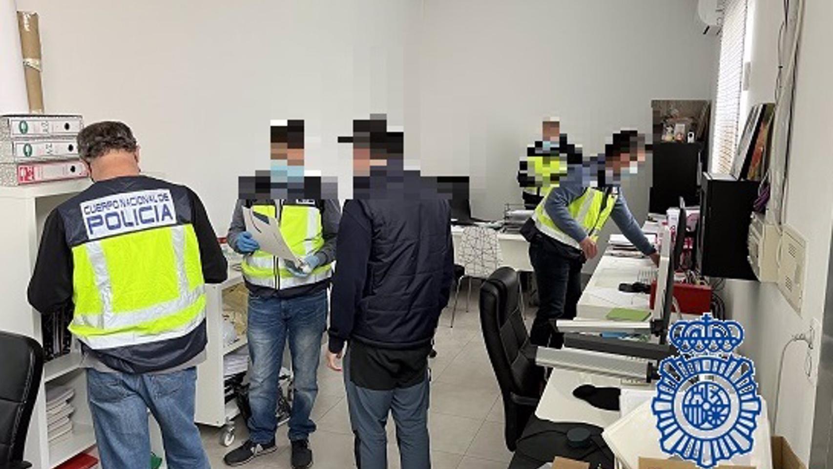 Operación Ezequiel de la Policía Nacional que ha permitido la detención de un funcionario público del puerto involucrado en una trama de corrupción en adjudicaciones de licitaciones públicas.