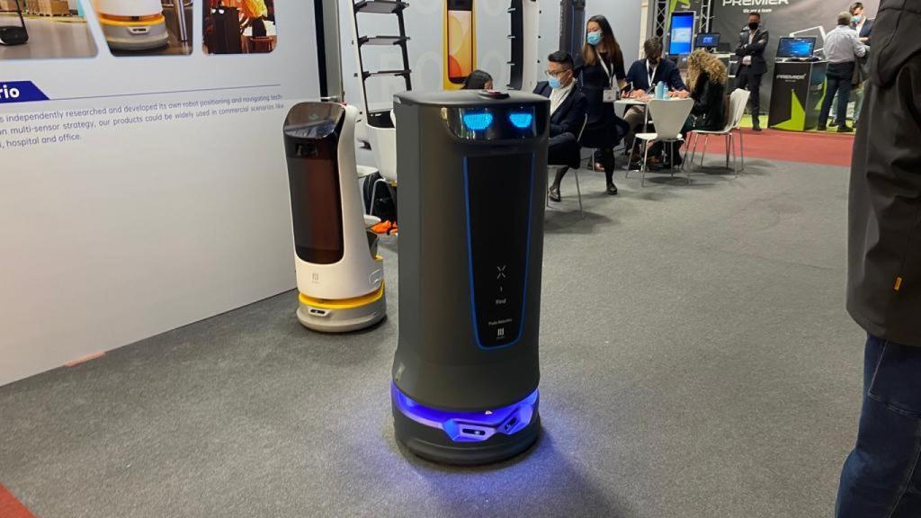 Robot en uno de los stands del HIP.