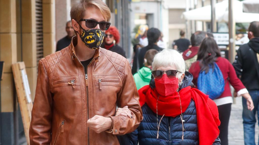 La artista española junto a su hijo Manuel por las calles de Madrid en septiembre de 2021.