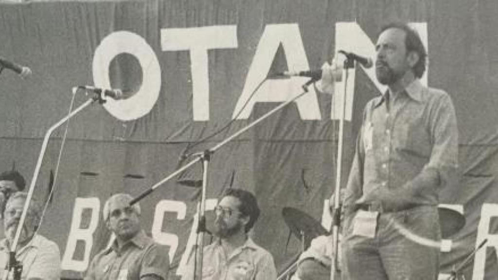 Pablo Castellano, en los ochenta, durante un mitin del No a la OTAN.