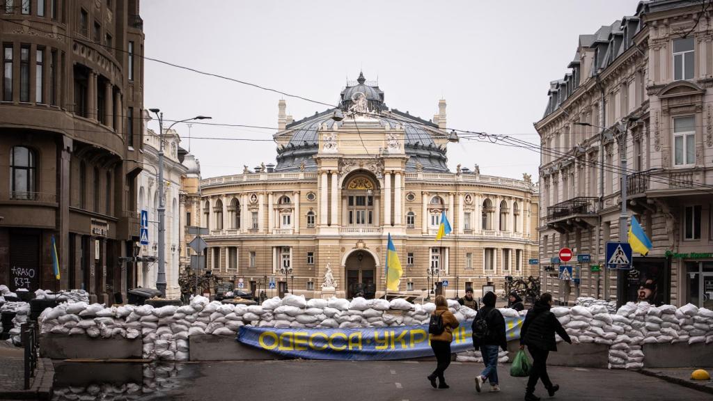 Las calles colindantes al Teátro de Ópera y Ballet de Odesa, el edificio más icónico de la ciudad, están fortificadas con muros de hormigón y sacos de arena. En muchas no está permitido el paso ni de los vecinos.