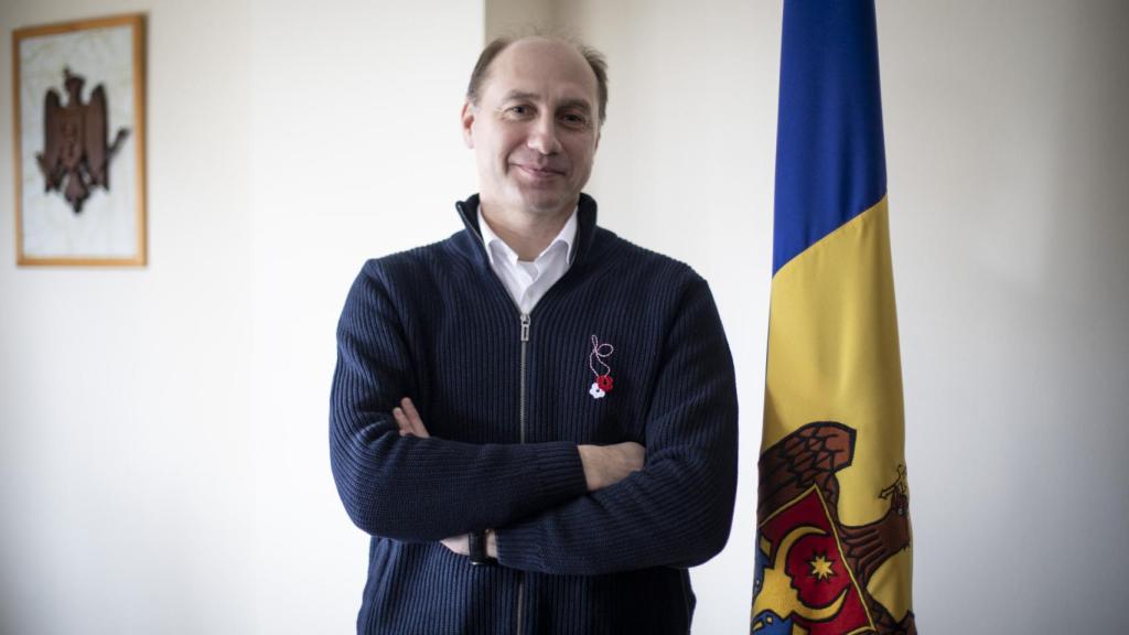 Eugeniu Revenco, con la bandera de Moldavia en su despacho.
