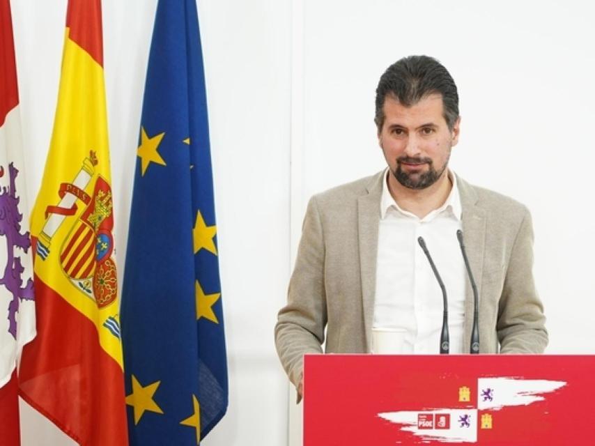 El candidato socialista, Luis Tudanca, tras su reunión de este miércoles con Adriana Lastra.
